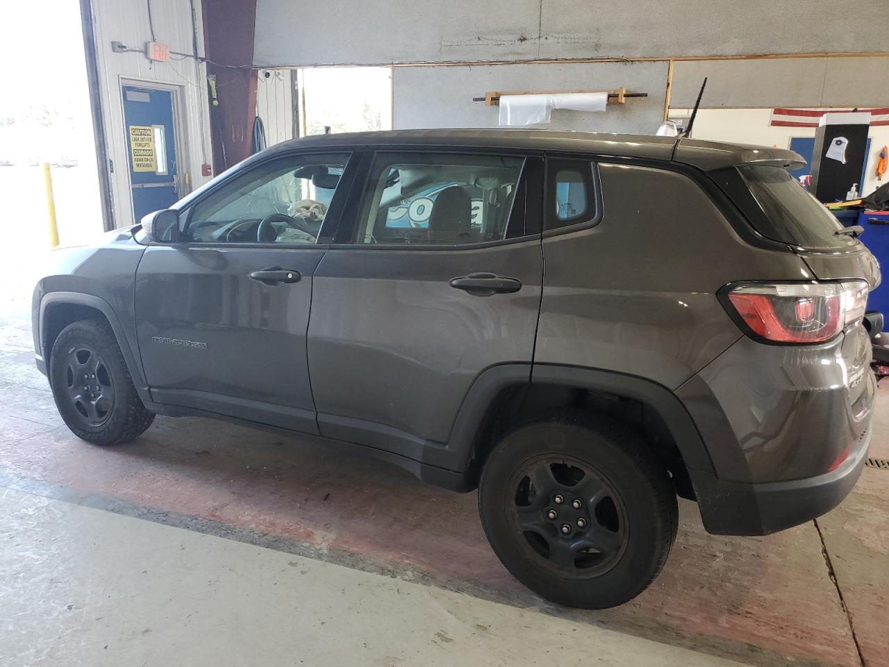 3C4NJDAB4JT186835 2018 JEEP COMPASS - Image 2