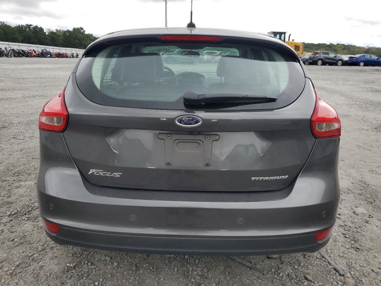 1FADP3N24JL276647 2018 Ford Focus Titanium