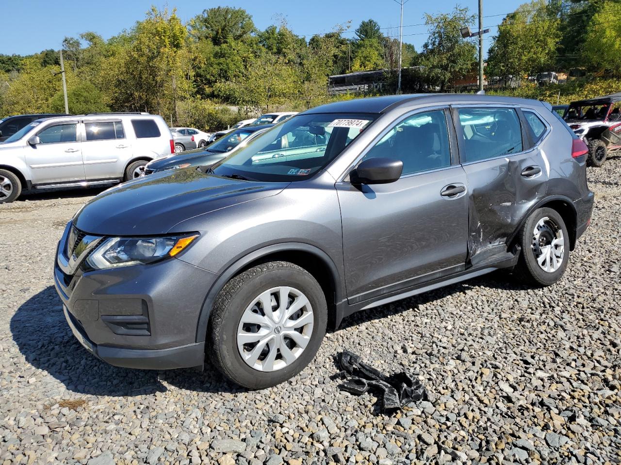 5N1AT2MV7HC885767 2017 NISSAN ROGUE - Image 1