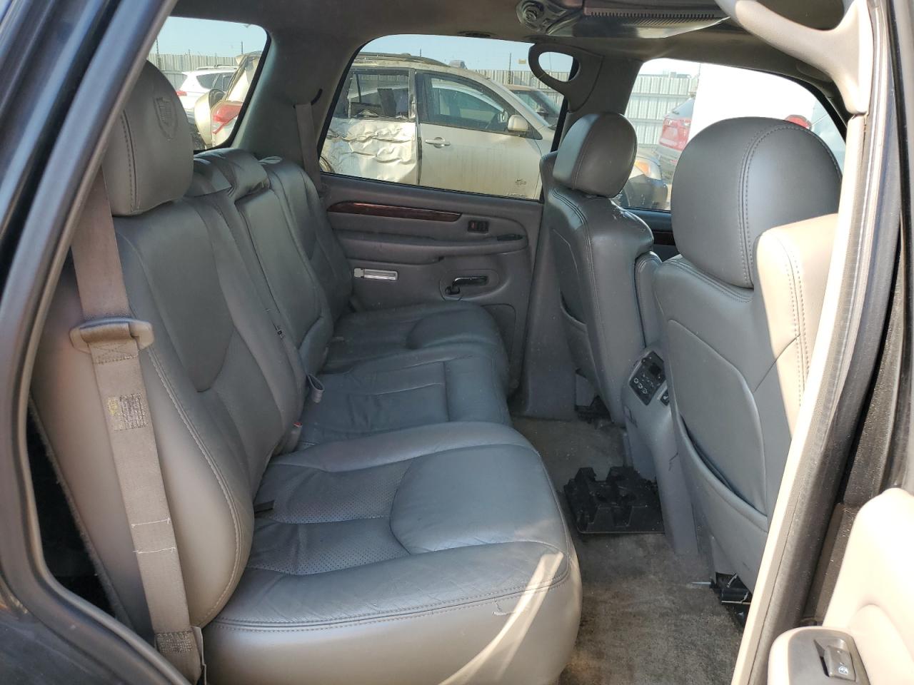 2003 Cadillac Escalade - Image 11