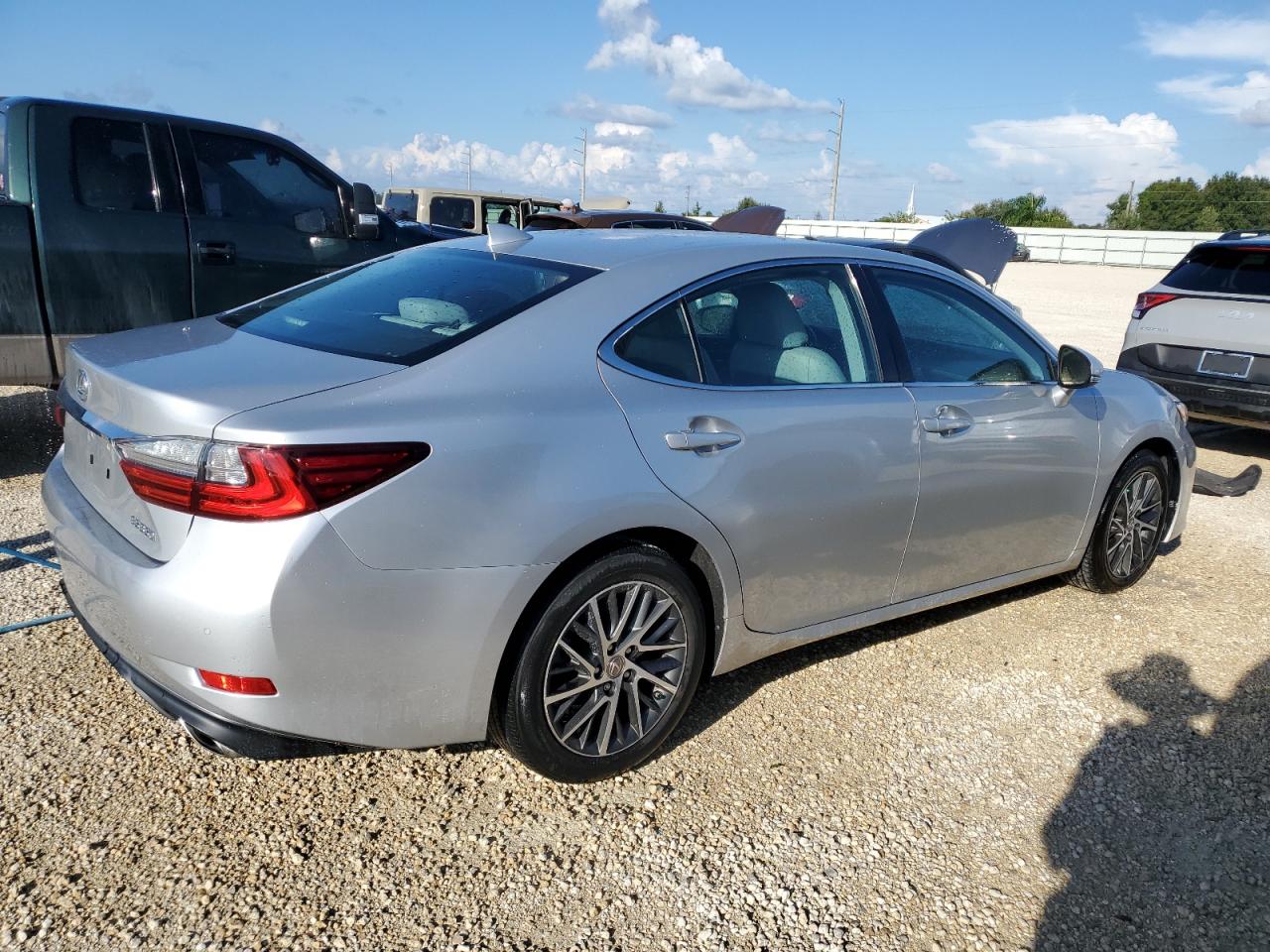 2018 Lexus ES - Image 3