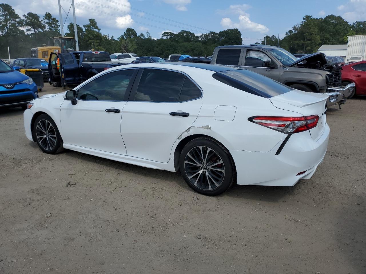 4T1B11HK6JU582824 2018 TOYOTA CAMRY - Image 2