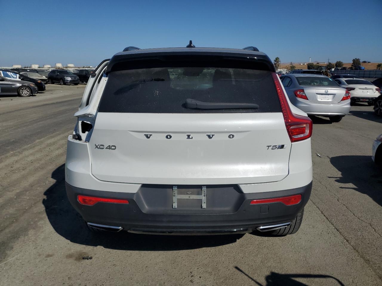 2020 Volvo Xc40 T5 R-Design VIN: YV4162UM2L2334581 Lot: 73053264