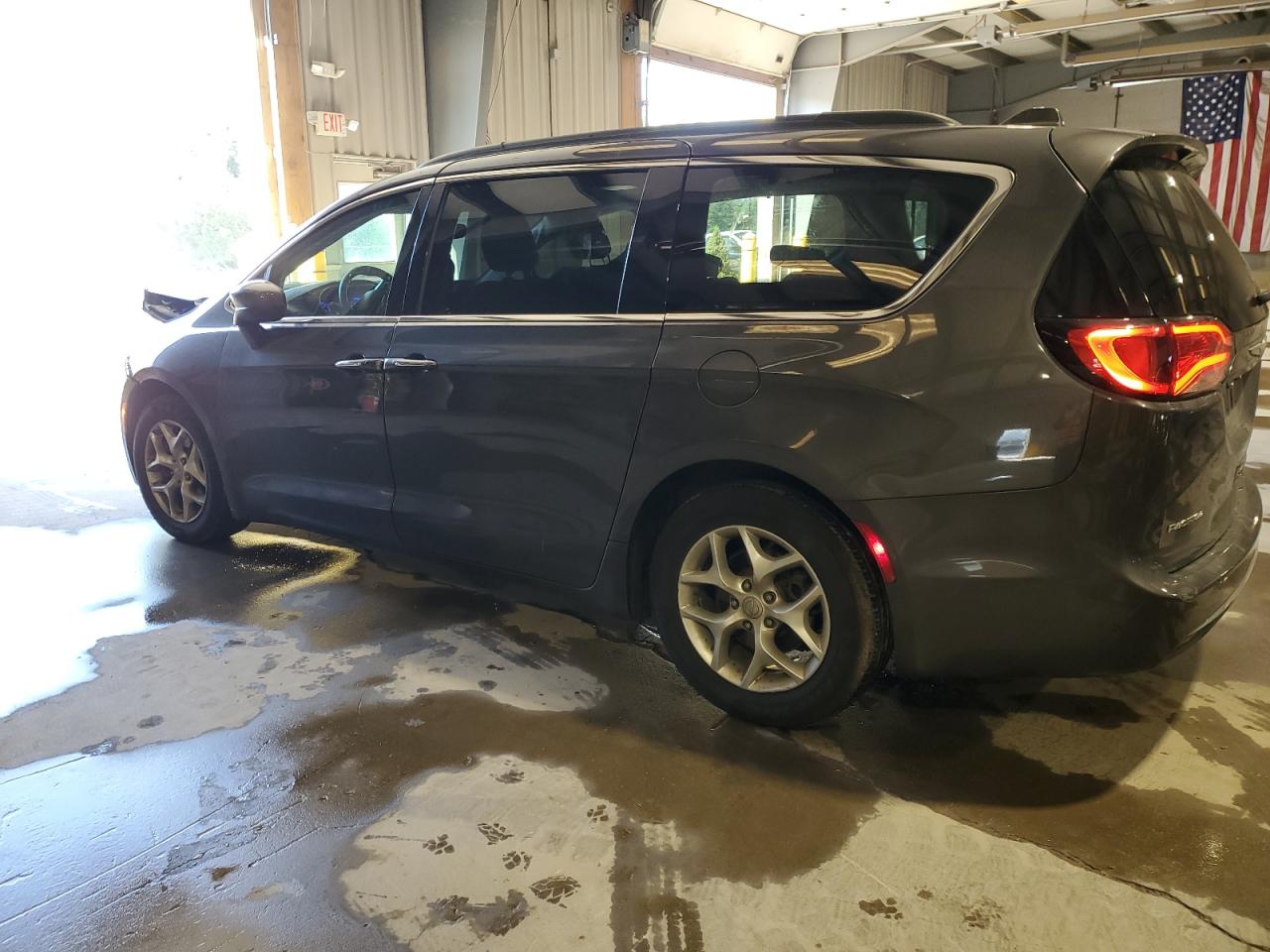 2017 Chrysler Pacifica - Image 2