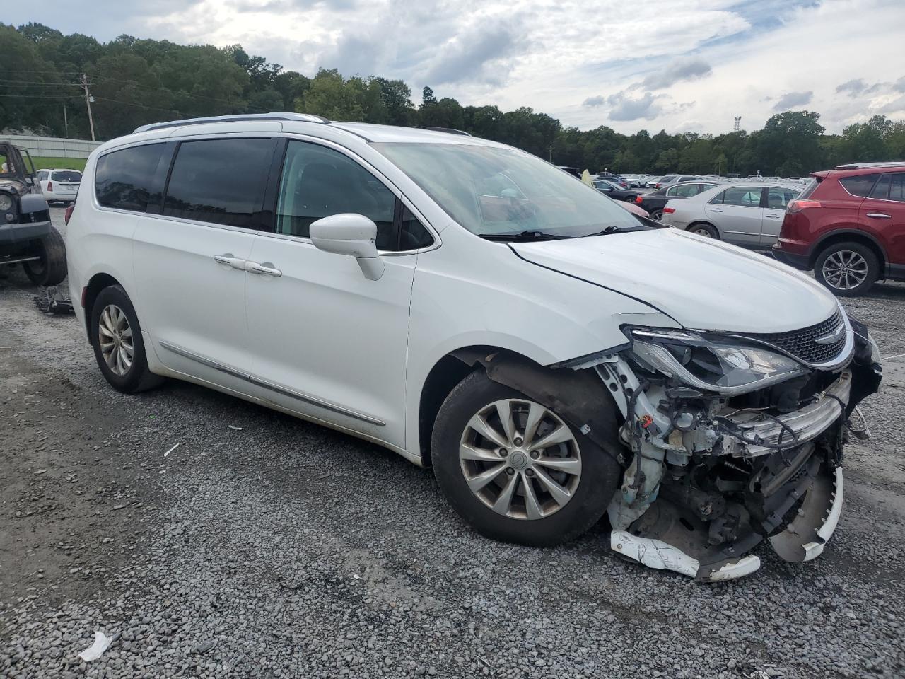 2018 Chrysler Pacifica - Image 4