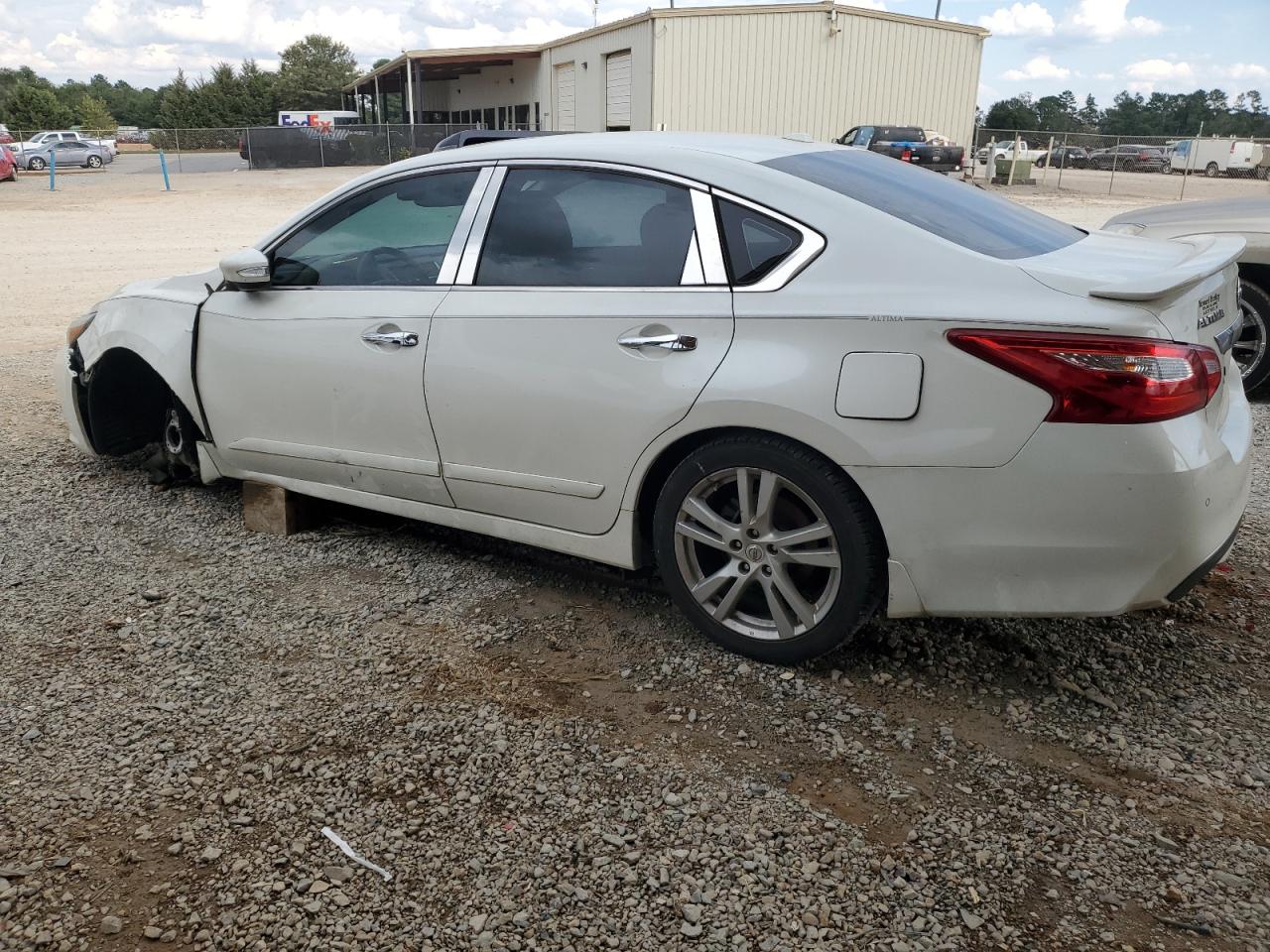2016 Nissan Altima - Image 2