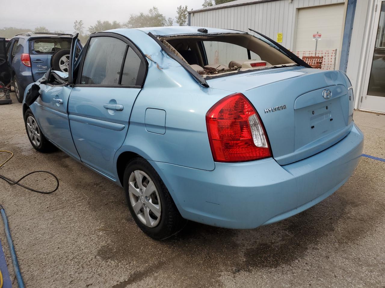 2010 Hyundai Accent - Image 2