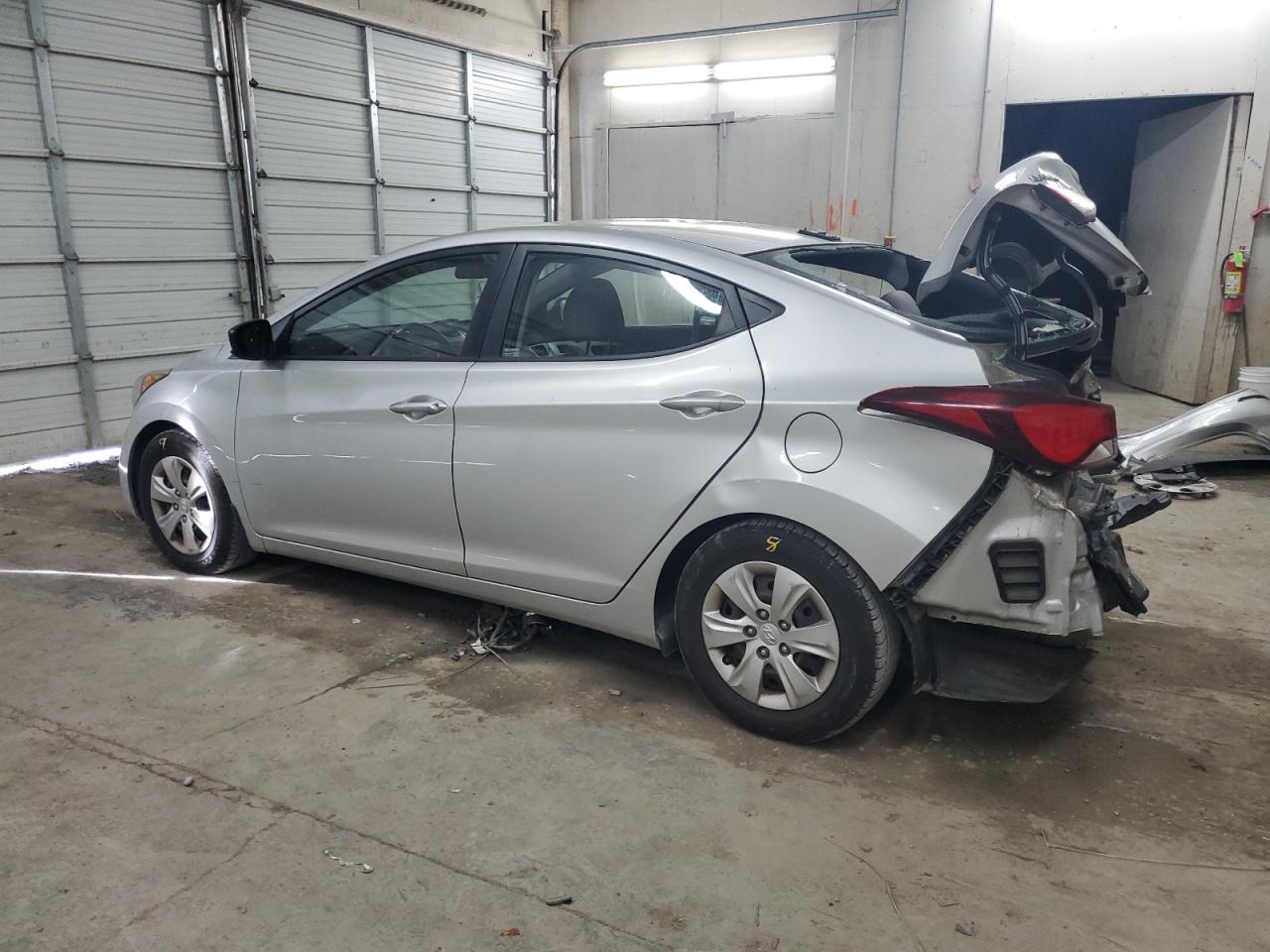 5NPDH4AE9GH670378 2016 HYUNDAI ELANTRA - Image 2