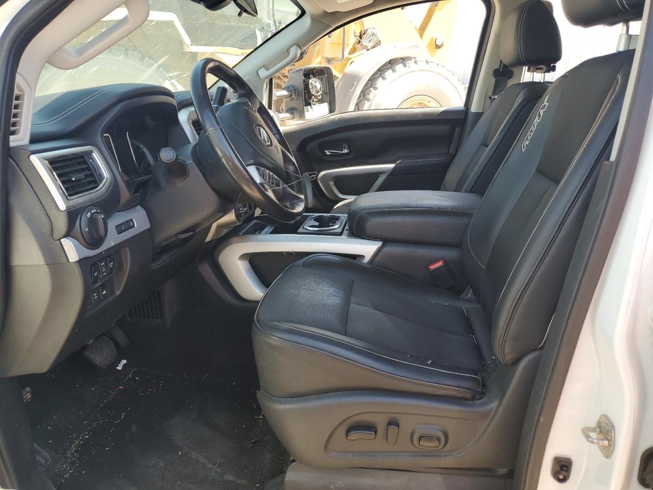 1N6AA1E56JN529207 2018 Nissan Titan Sv