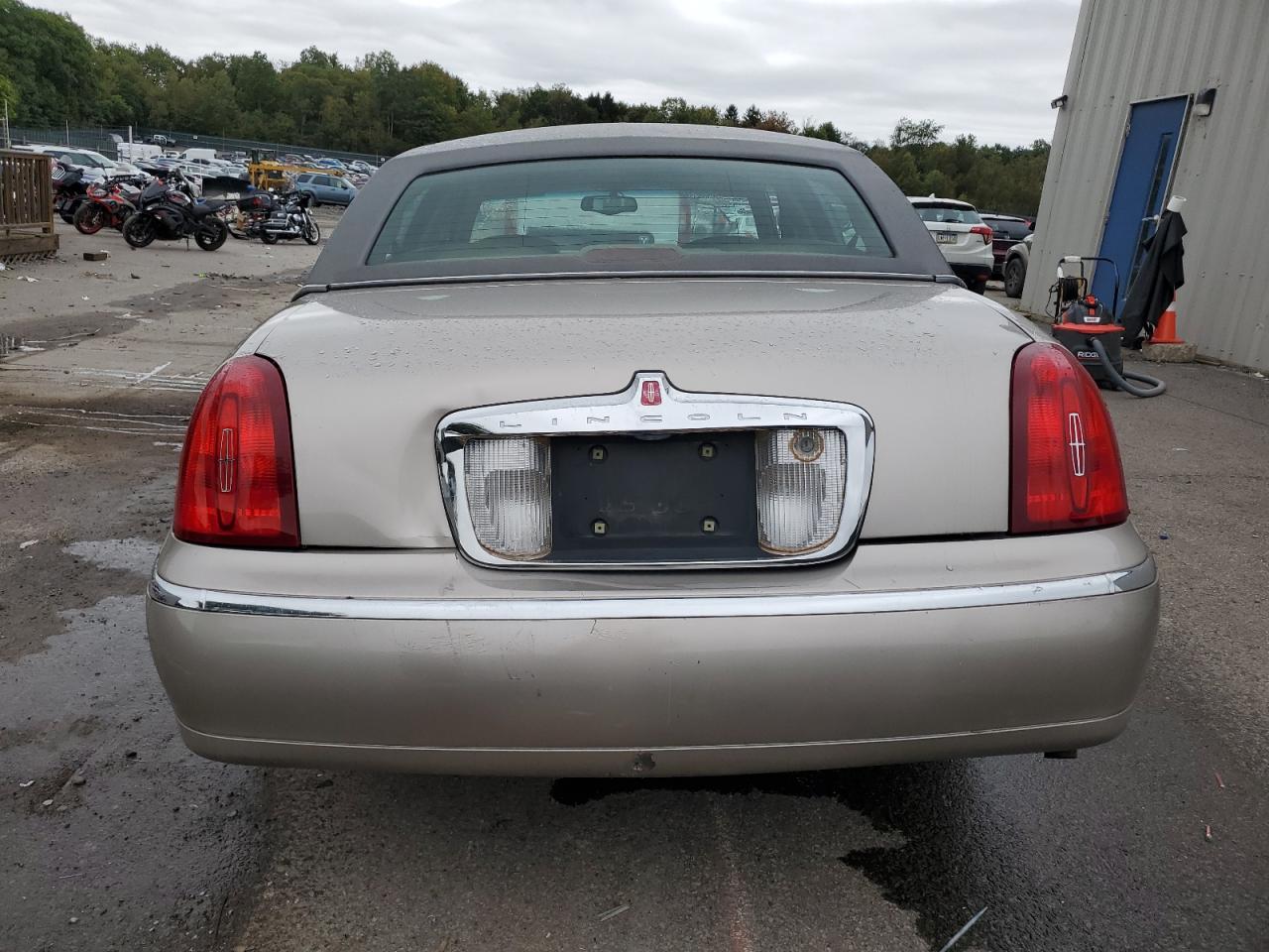 1LNHM82W0XY669187 1999 Lincoln Town Car Signature