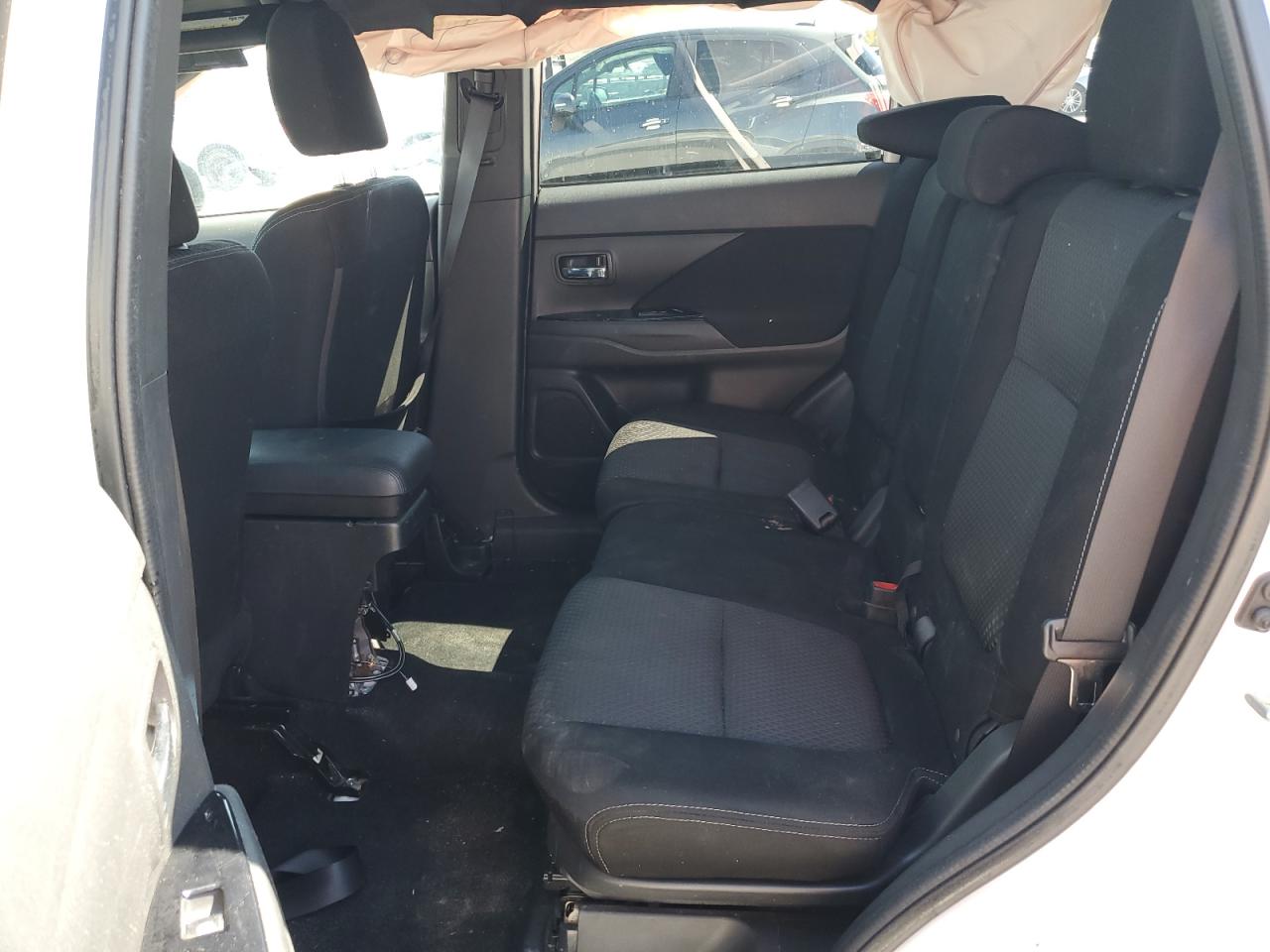 2018 Mitsubishi Outlander - Image 11