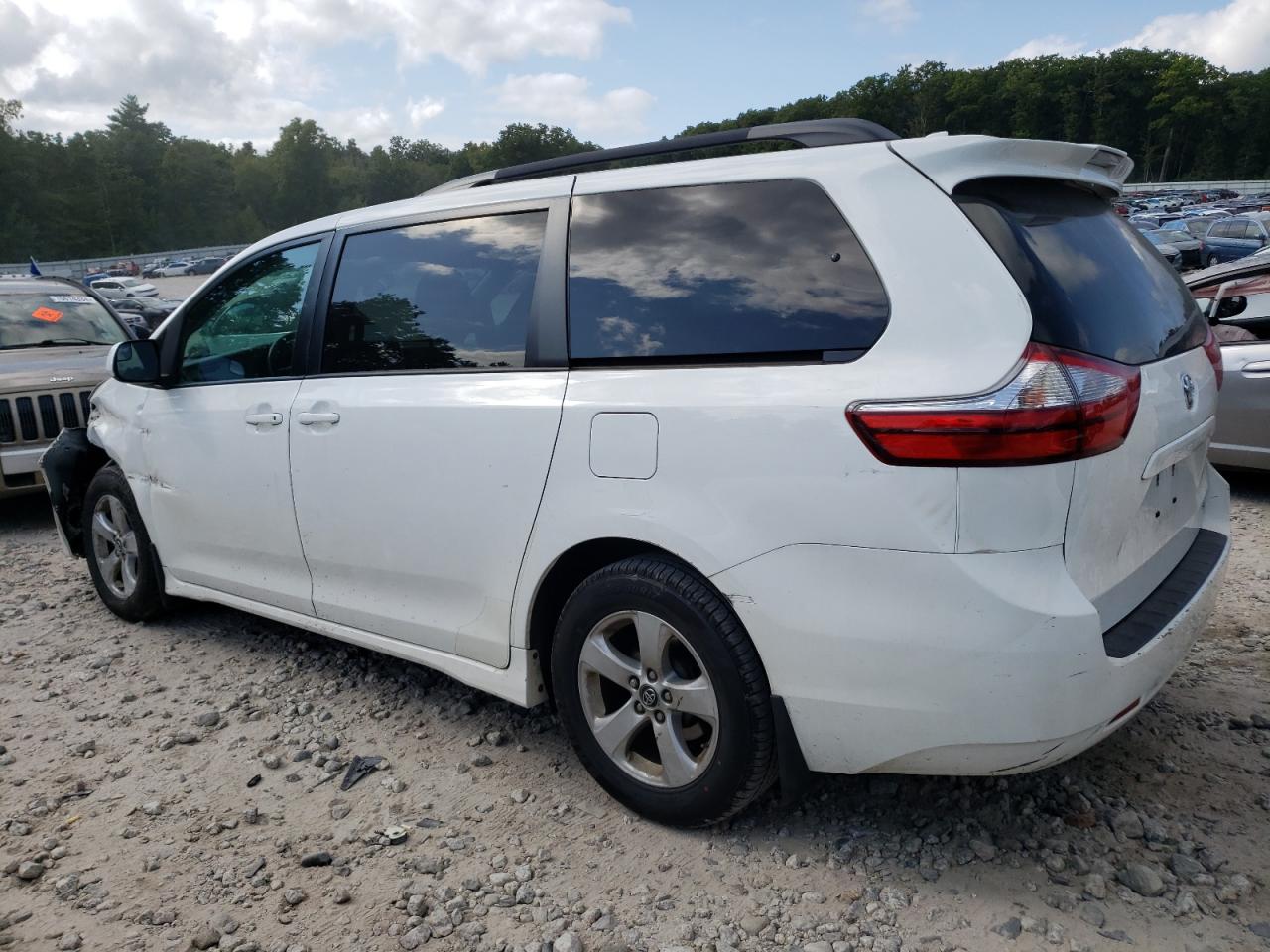 5TDKZ3DC0JS954279 2018 TOYOTA SIENNA - Image 2