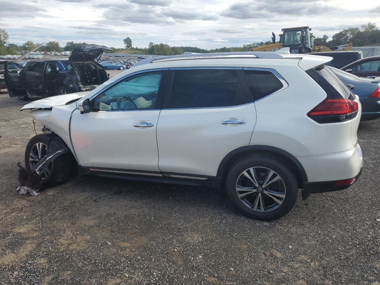 5N1AT2MV1HC834930 2017 NISSAN ROGUE - Image 2