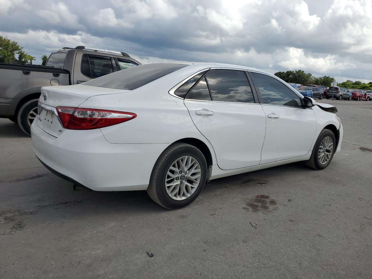 VIN 4T1BF1FK1GU609327 2016 TOYOTA CAMRY no.3