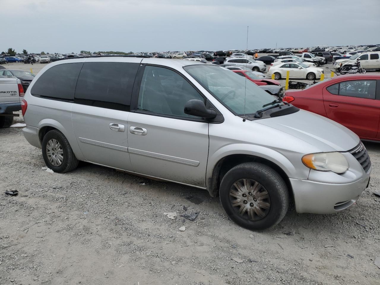 2007 Chrysler Town & Country - Image 4