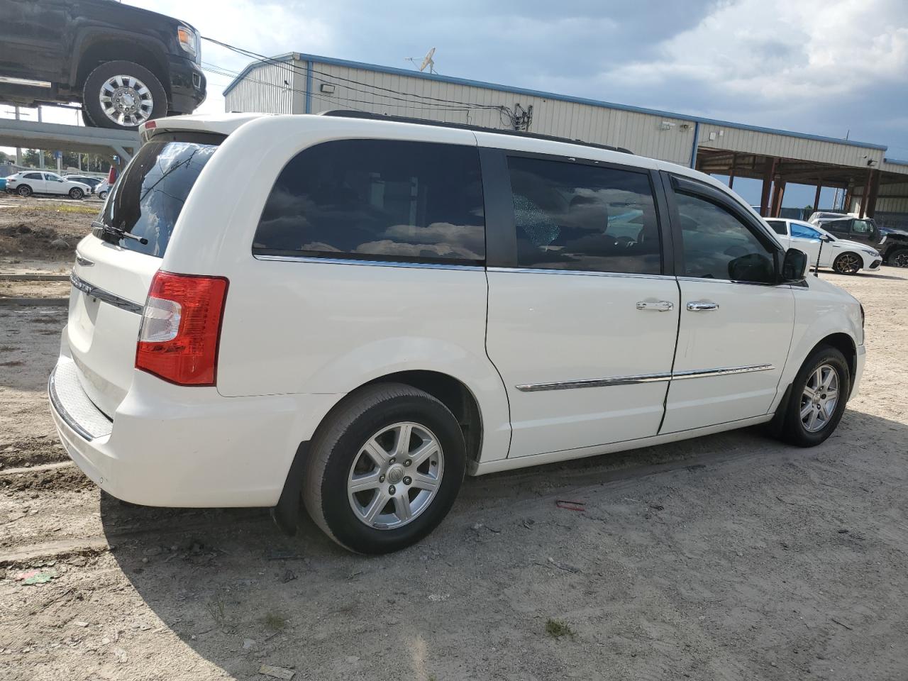 2012 Chrysler Town & Country - Image 3