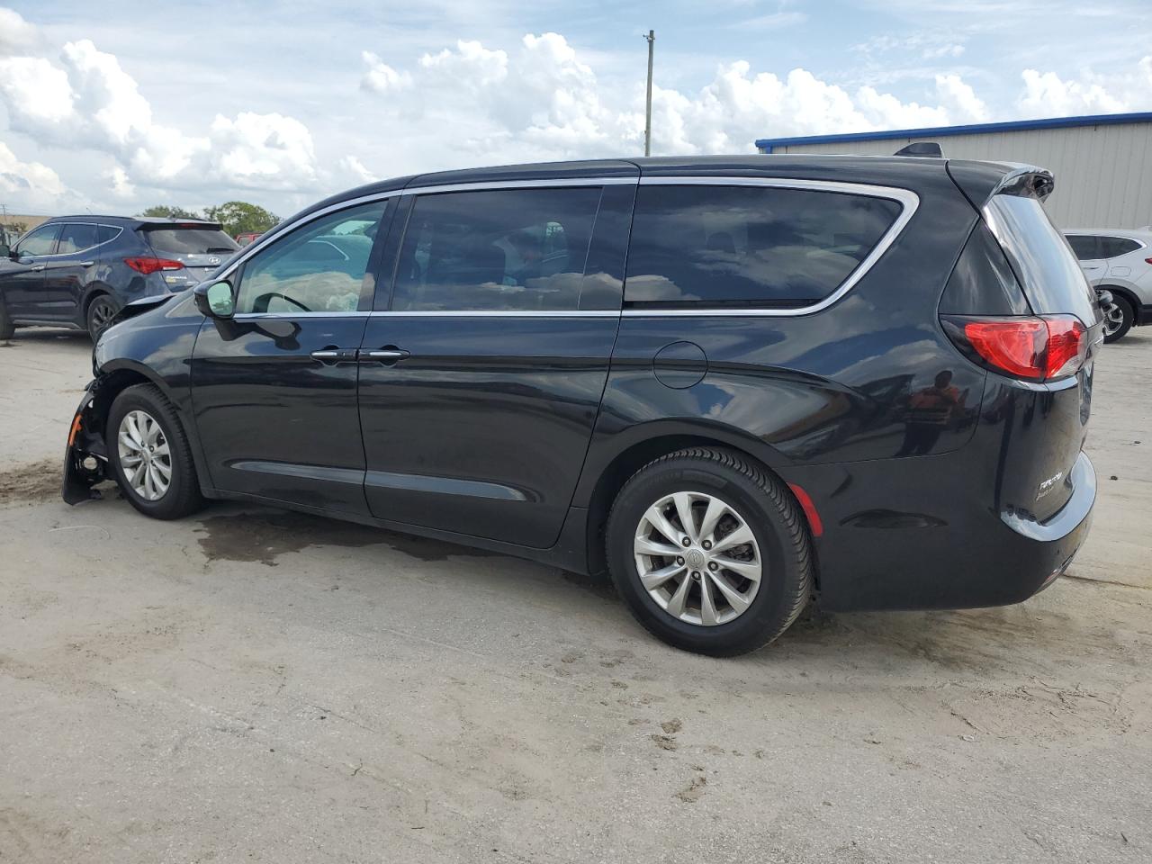 2018 Chrysler Pacifica - Image 2