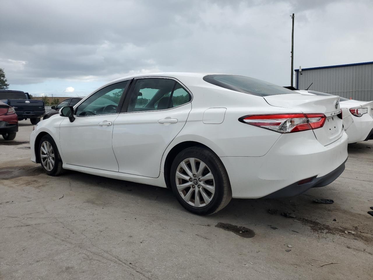 4T1B11HK5JU101588 2018 TOYOTA CAMRY - Image 2