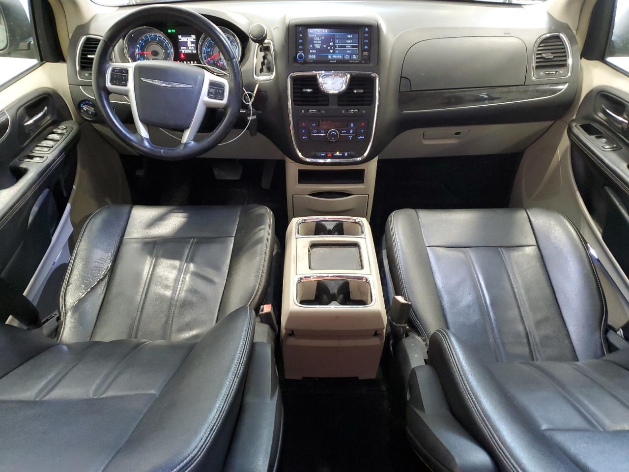 2015 Chrysler Town & Country - Image 8