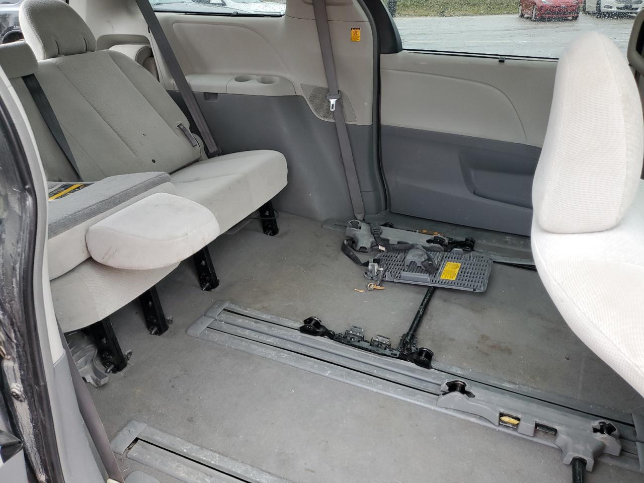 2011 Toyota Sienna - Image 11