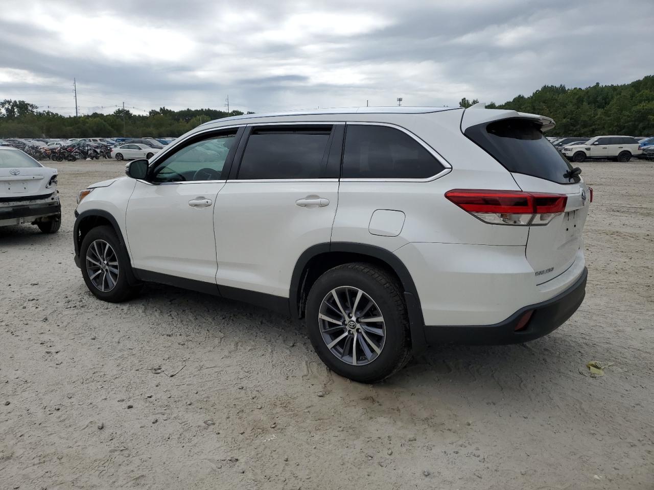 5TDJZRFH3KS570540 2019 TOYOTA HIGHLANDER - Image 2