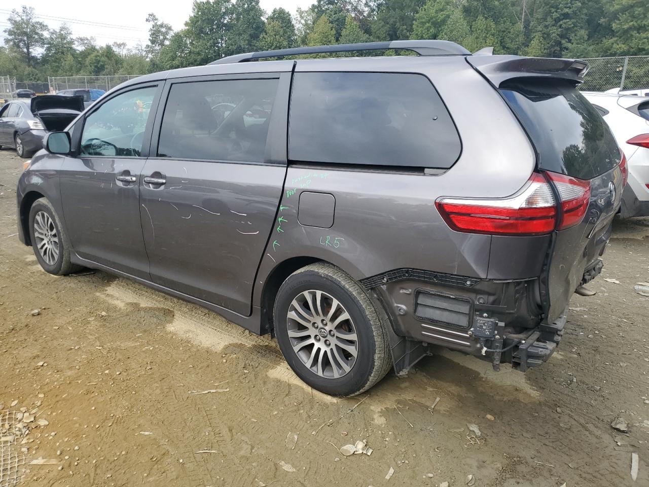 5TDYZ3DC0JS935094 2018 TOYOTA SIENNA - Image 2