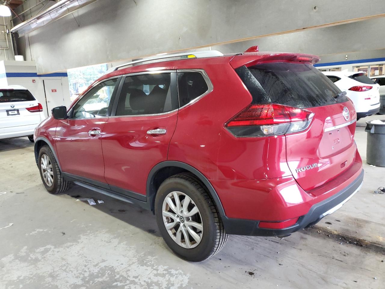 JN8AT2MVXHW274185 2017 NISSAN ROGUE - Image 2