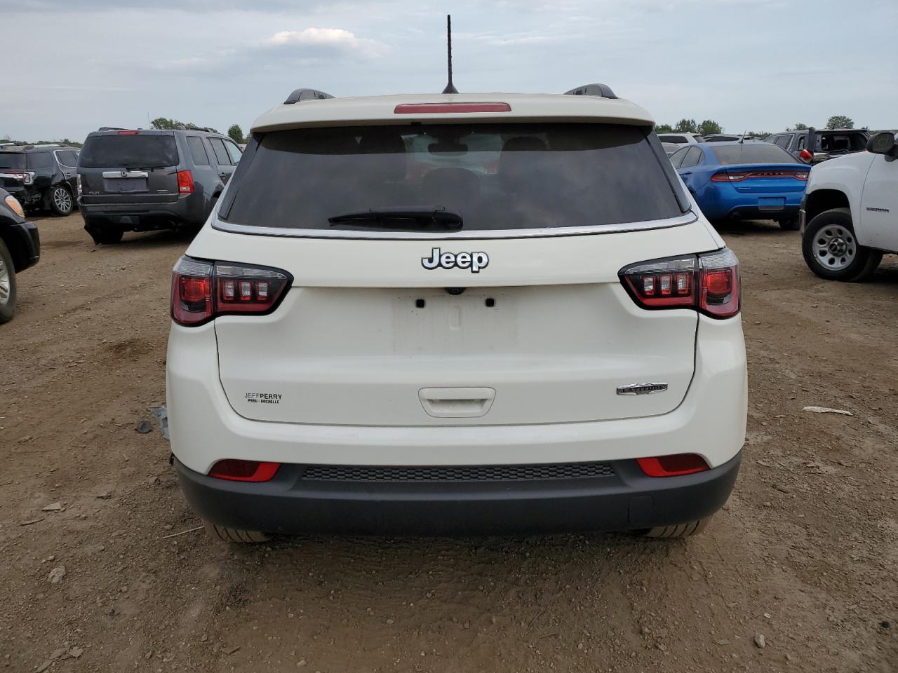 3C4NJCBB2JT240755 2018 Jeep Compass Latitude