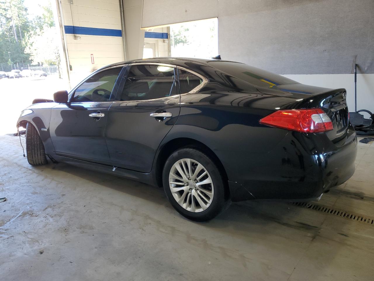 2012 Infiniti M - Image 2
