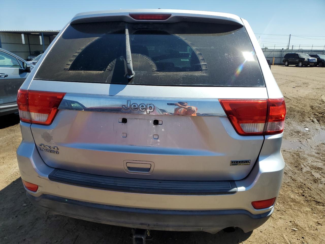 1J4RR4GG2BC640262 2011 Jeep Grand Cherokee Laredo