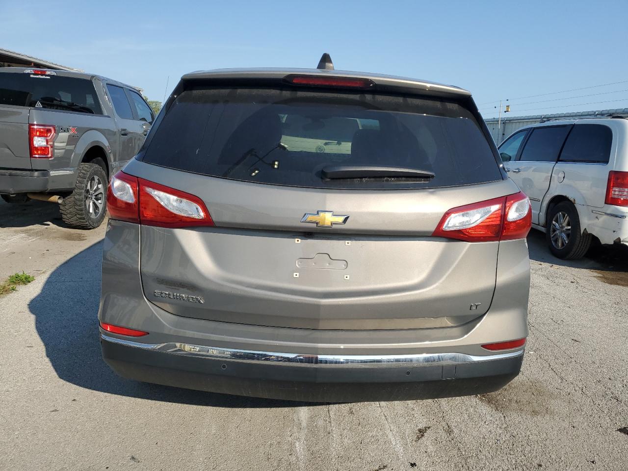 3GNAXJEV7JS607377 2018 Chevrolet Equinox Lt