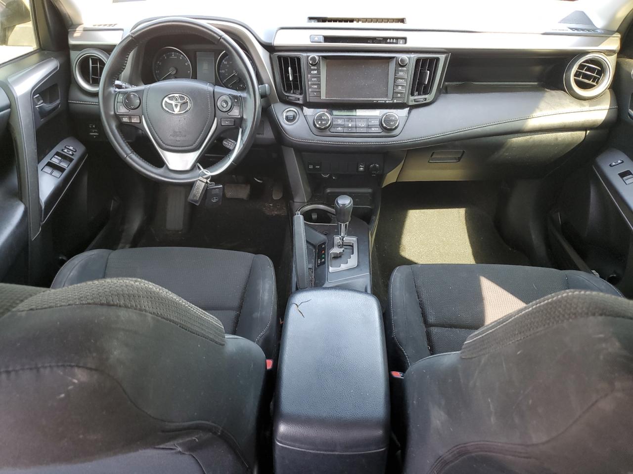 JTMRFREV7HJ122052 2017 Toyota Rav4 Xle