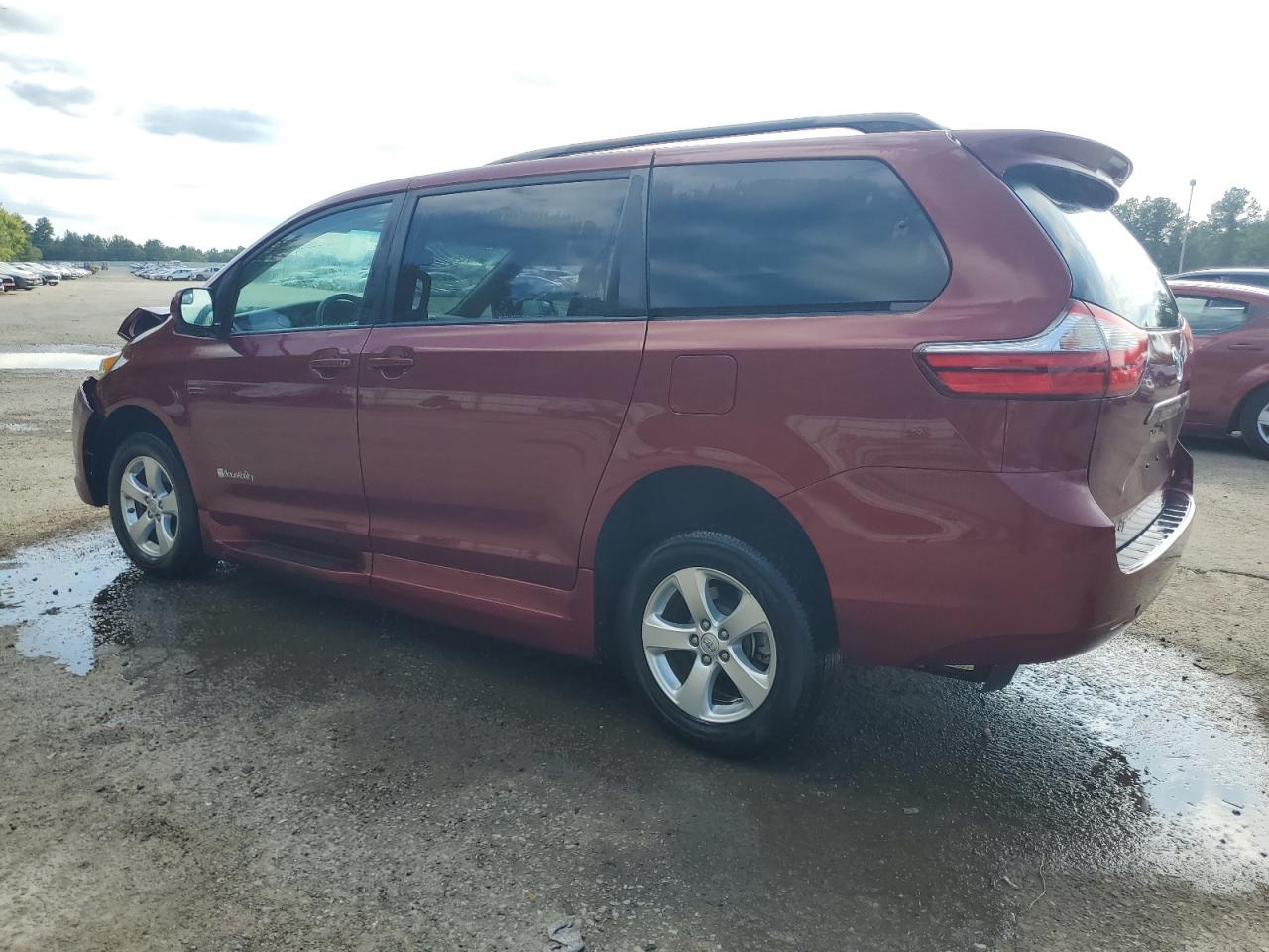 5TDKZ3DC4HS884764 2017 TOYOTA SIENNA - Image 2