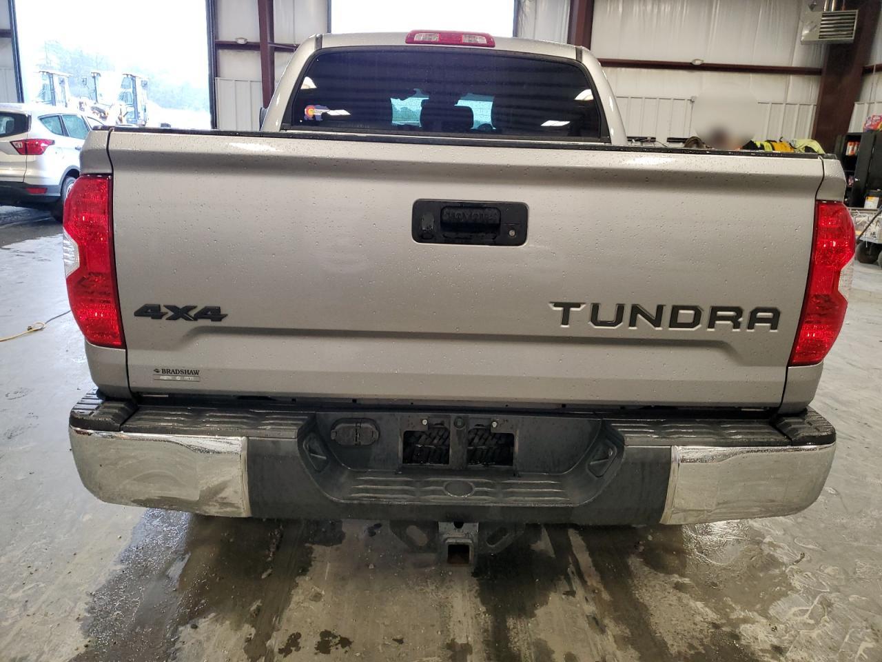 5TFDY5F14JX735483 2018 Toyota Tundra Crewmax Sr5