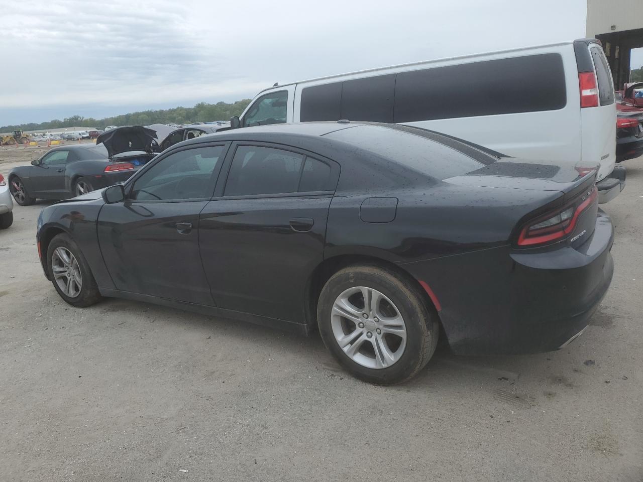 2C3CDXBG6KH527449 2019 DODGE CHARGER - Image 2