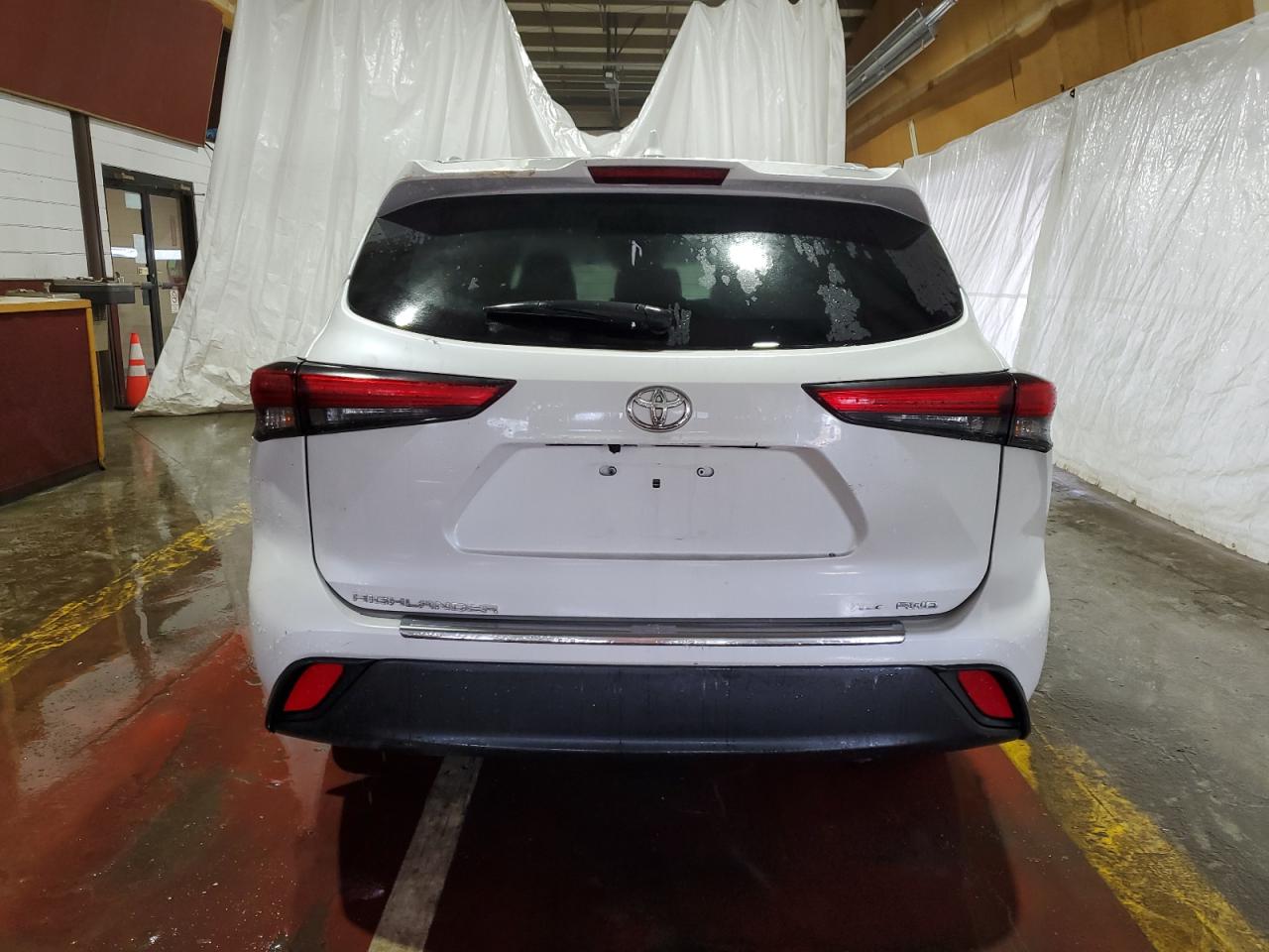 2022 Toyota Highlander - Image 6