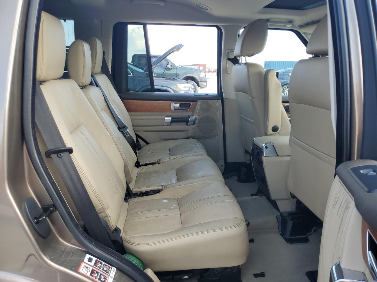 2013 Land Rover LR4 - Image 11