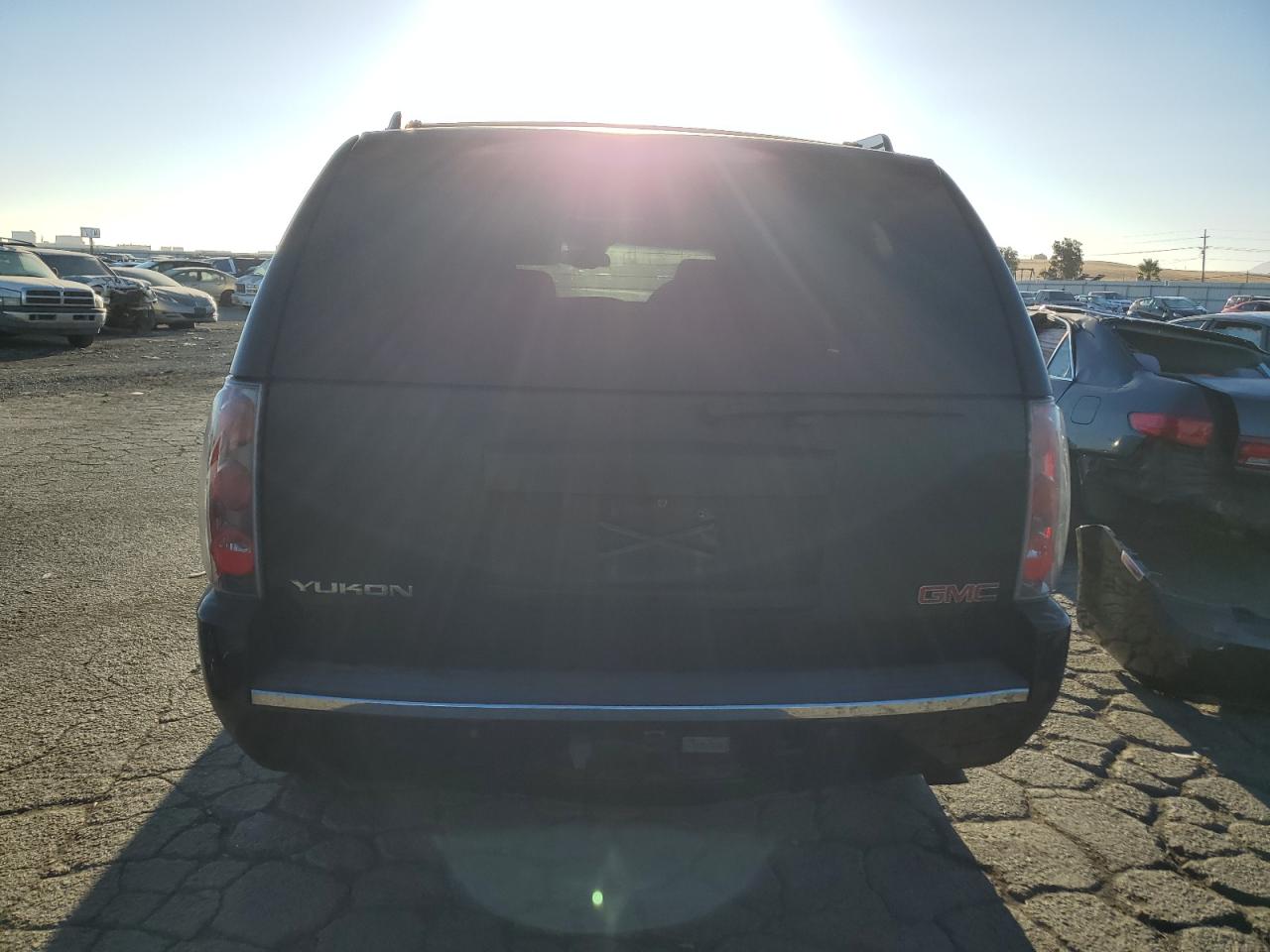 2007 GMC Yukon Denali VIN: 1GKFK63847J287828 Lot: 70993324