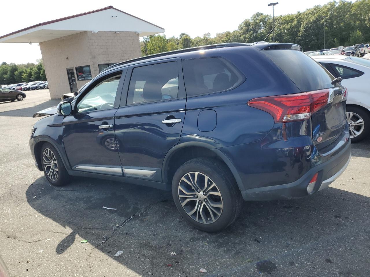 2016 Mitsubishi Outlander - Image 2