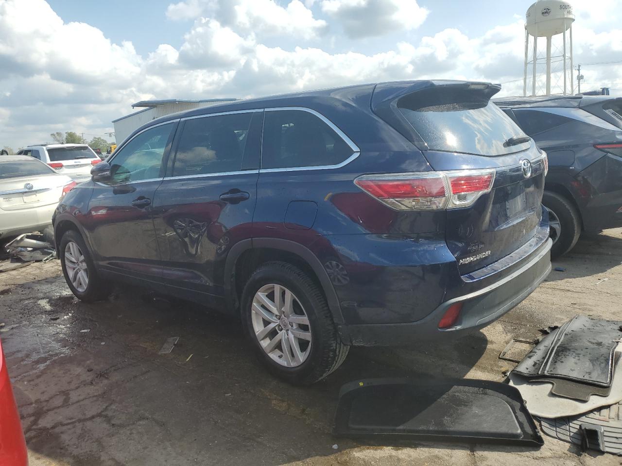 5TDZARFH0FS013679 2015 TOYOTA HIGHLANDER - Image 2