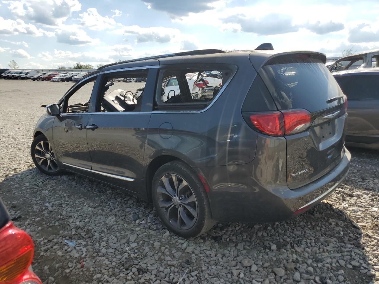 2018 Chrysler Pacifica - Image 2
