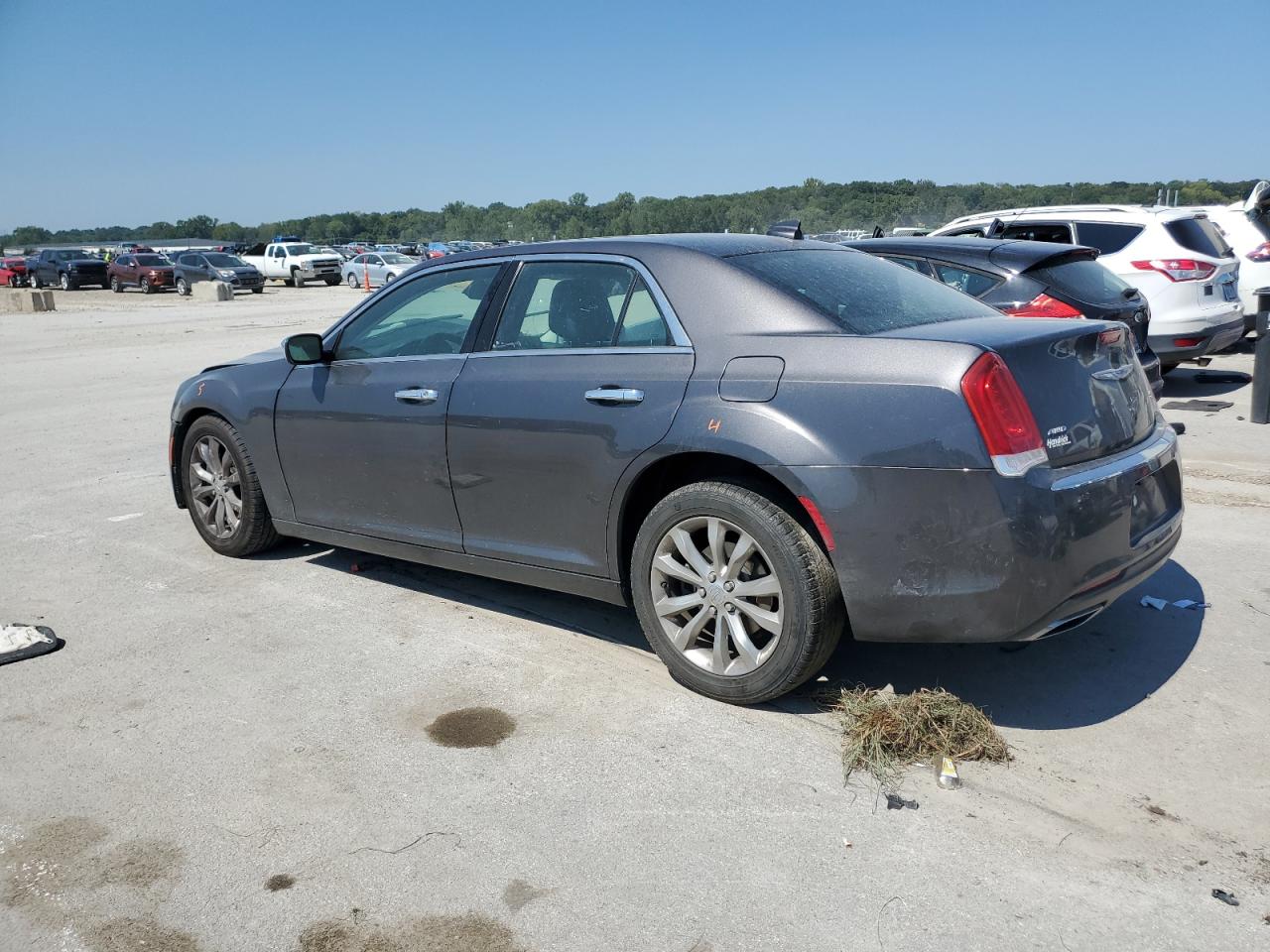 VIN 2C3CCAKG9JH268437 2018 CHRYSLER 300 no.2