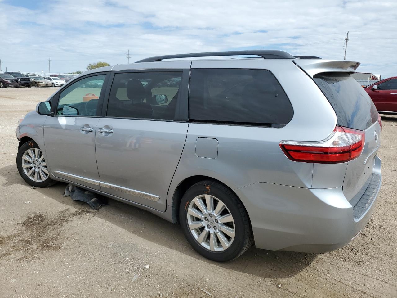 5TDDZ3DC6HS185127 2017 TOYOTA SIENNA - Image 2