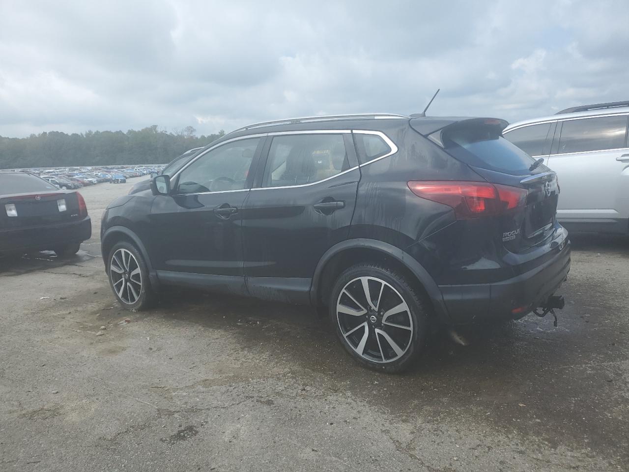 JN1BJ1CP2JW162928 2018 NISSAN ROGUE - Image 2