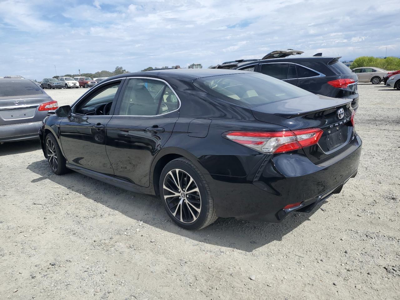 JTNB11HK2J3044580 2018 TOYOTA CAMRY - Image 2