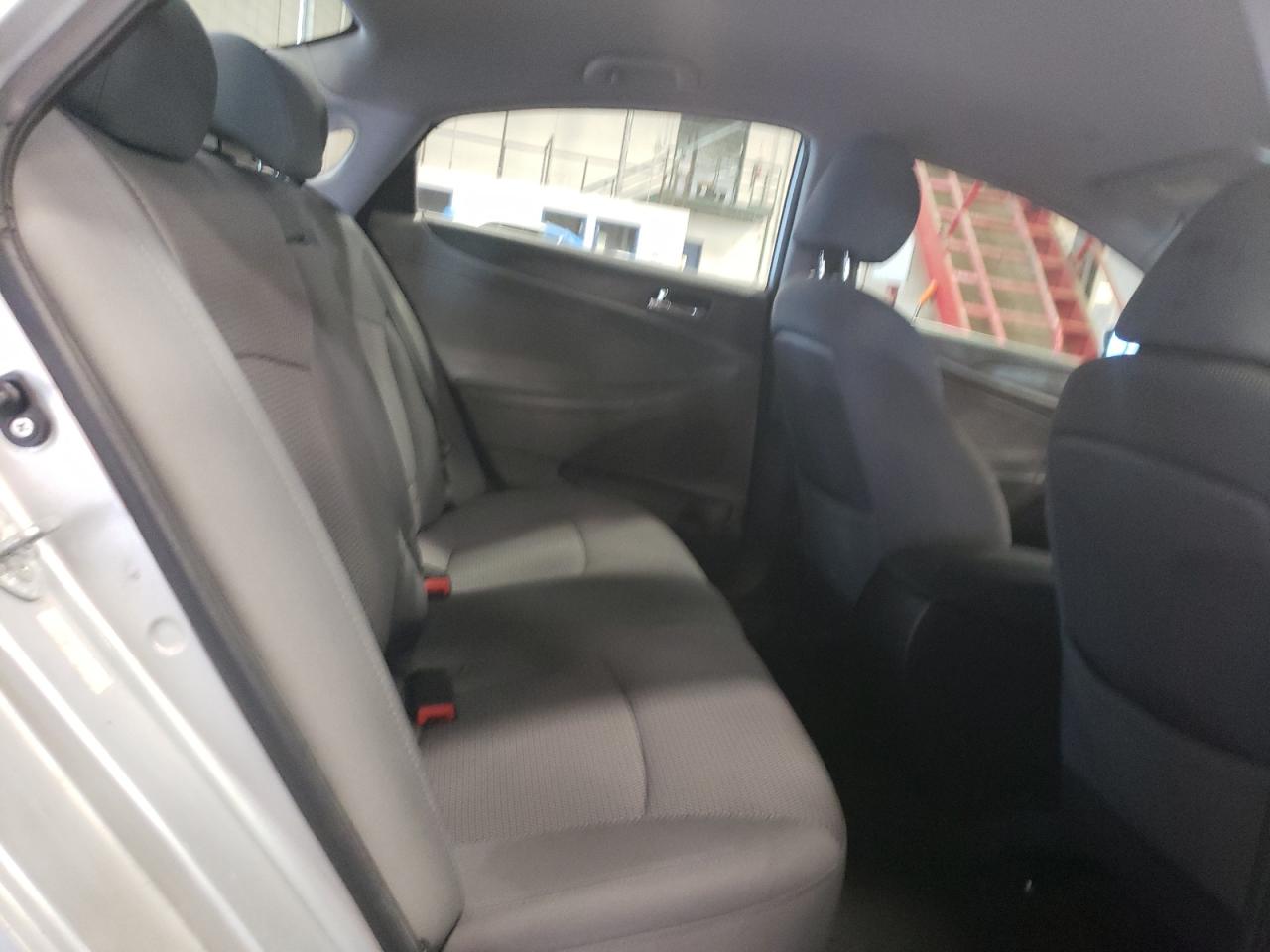 2011 Hyundai Sonata - Image 10