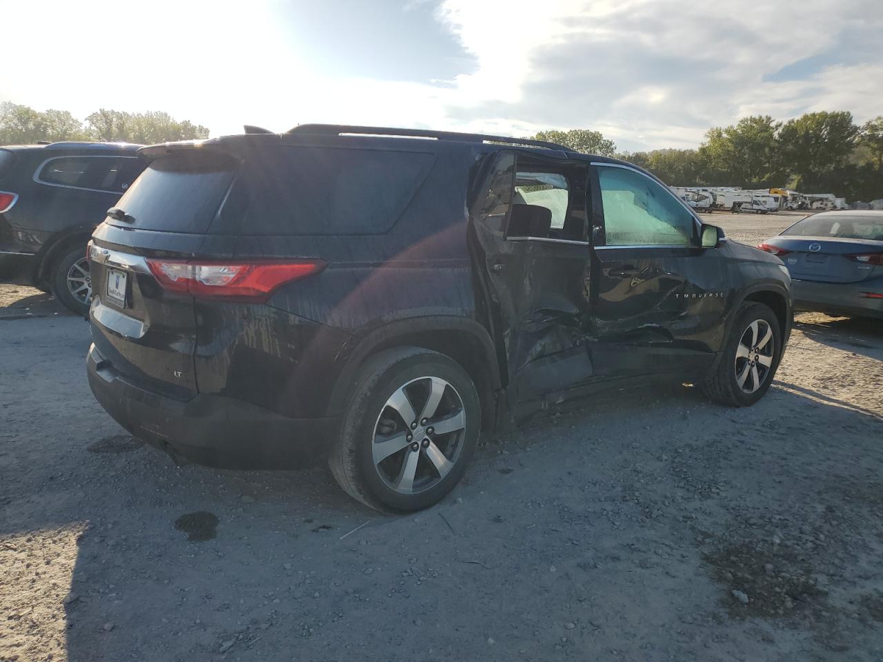 VIN 1GNEVHKW6KJ260561 2019 CHEVROLET TRAVERSE no.3