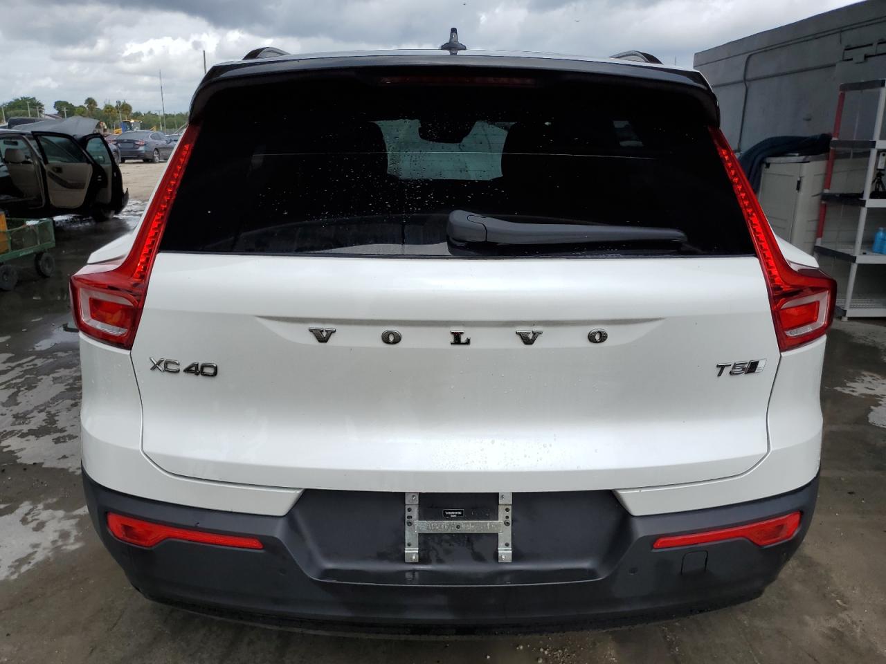 2021 Volvo Xc40 T5 R-Design VIN: YV4162UM6M2471962 Lot: 72711514