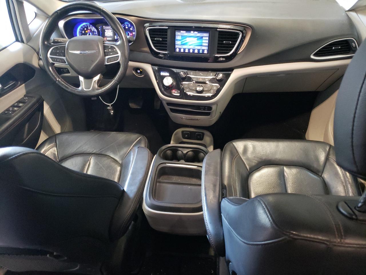 2019 Chrysler Pacifica - Image 8