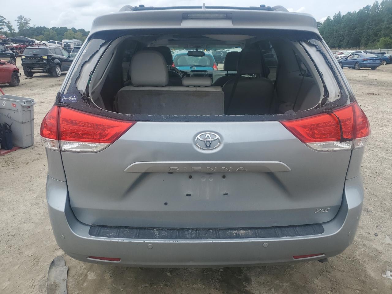 5TDYK3DC0BS146918 2011 Toyota Sienna Xle